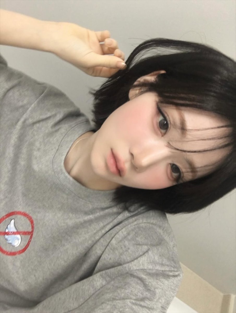 #트리플에스 #나경 메이크업 정보
😚 데이지크 로즈밀크티
💄 컬러그램 쿨누디+ 우롱리치