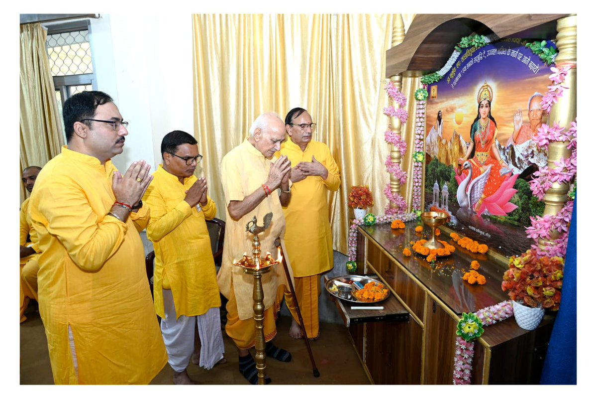 awgpofficial's tweet photo. !! शांतिकुंज में तीन दिवसीय युवा जागरण शिविर का शुभारंभ !!
#युवा_जागरण_शिविर #YouthCamp2025 #ShantikunjHaridwar #GayatriParivar #YugNirman #VicharKranti #NayiPehchanNayaBharat #DevatmaYouth #ManavMeinDevta #SrijanYuvaShakti #ThoughtRevolution #MissionGayatri #awgp #awgpofficial https://t.co/BKpAb2fWfU