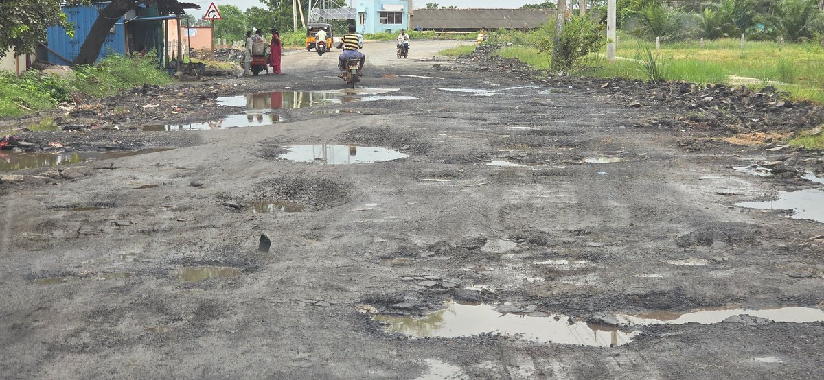 AddagiriVamsi's tweet photo. @naralokesh Hello @naralokesh @APDeputyCMO garu its been 1 &amp; half month still there's no progress the roads are worst the path holes are min half feet this is the main road to nuzvid and ganapavaram route its been 6 months the roads has been digged and left that way can you please solve this https://t.co/xYhbEKmVzU