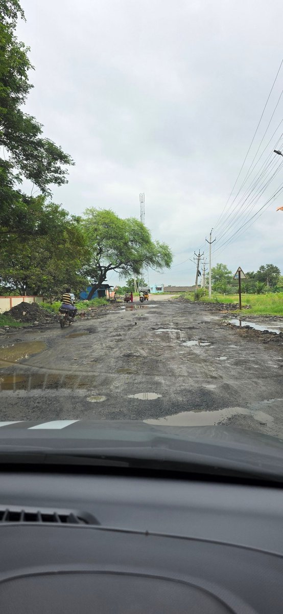 AddagiriVamsi's tweet photo. @naralokesh Hello @naralokesh @APDeputyCMO garu its been 1 &amp; half month still there's no progress the roads are worst the path holes are min half feet this is the main road to nuzvid and ganapavaram route its been 6 months the roads has been digged and left that way can you please solve this https://t.co/xYhbEKmVzU