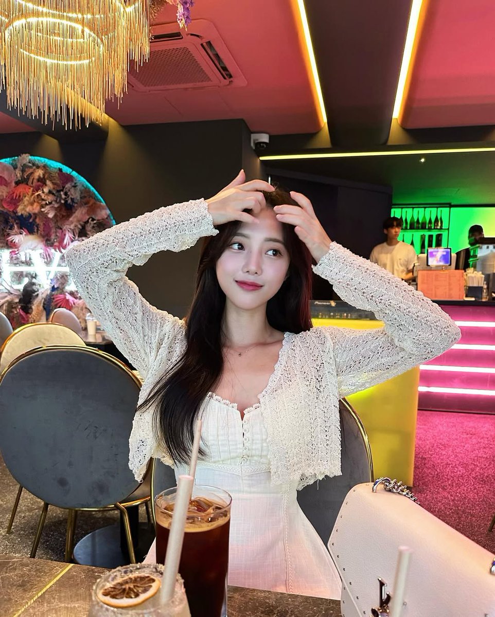 soeunyya's tweet image. In a world bathed in soft lights and quiet luxury, I find beauty in the stillness of simple moments. Each glance, each smile whispers stories untold. Draped in grace and wrapped in the warmth of gentle elegance, I choose to exist not just in time, but in timelessness.