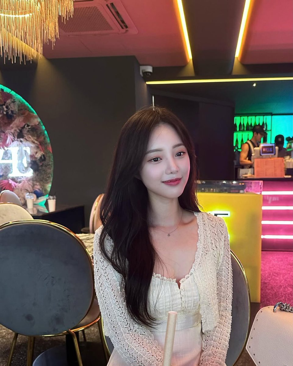 soeunyya's tweet image. In a world bathed in soft lights and quiet luxury, I find beauty in the stillness of simple moments. Each glance, each smile whispers stories untold. Draped in grace and wrapped in the warmth of gentle elegance, I choose to exist not just in time, but in timelessness.