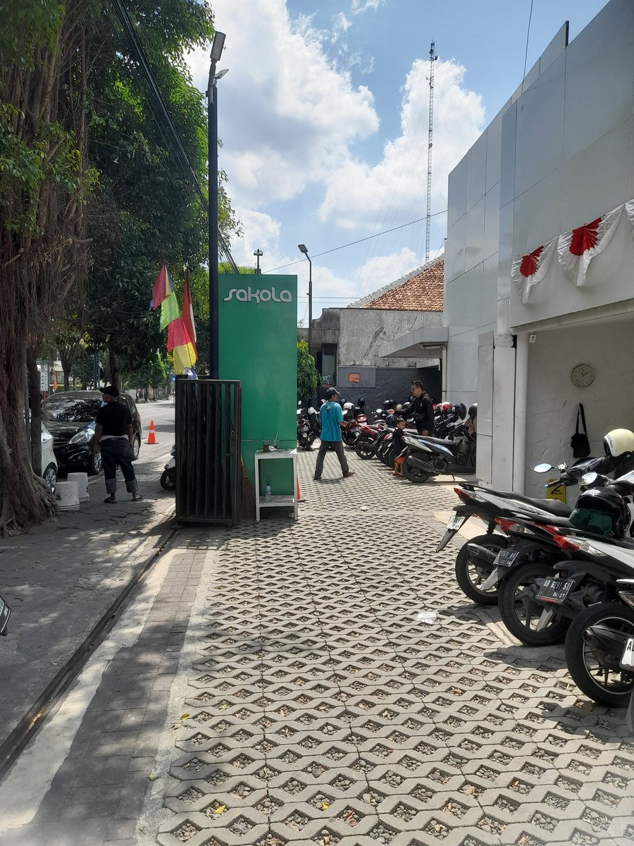 zzzrcn's tweet photo. Halte #transjogja UNY Samirono ke Jolie Wirobraja.
1. Bus 2B, transit Kridosono
2. Lanjut naik 3A, turun Malioboro 2
3. Lanjut naik 10 turun SMA Muh 3 Jogja.
Jalan lurus ke depan paling 200m, ada Sakola, lurus dikit lagi ada Jolie.
Tapi pakai 3A terus sampai SMA M 3 juga gpp. https://t.co/QkplCsDA16