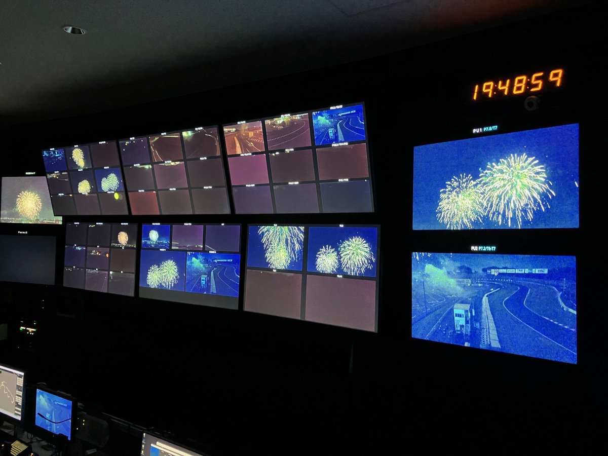 『HANABI祭』開催時の管制室の様子。

管制のマルチモニターはレースだけでなく、こうしたコース付近のイベントでも安全確認のために活躍しています。

打ち上げ場所付近には消化車両も複数待機しております。安心してイベントをお楽しみください。👉ヨシ！