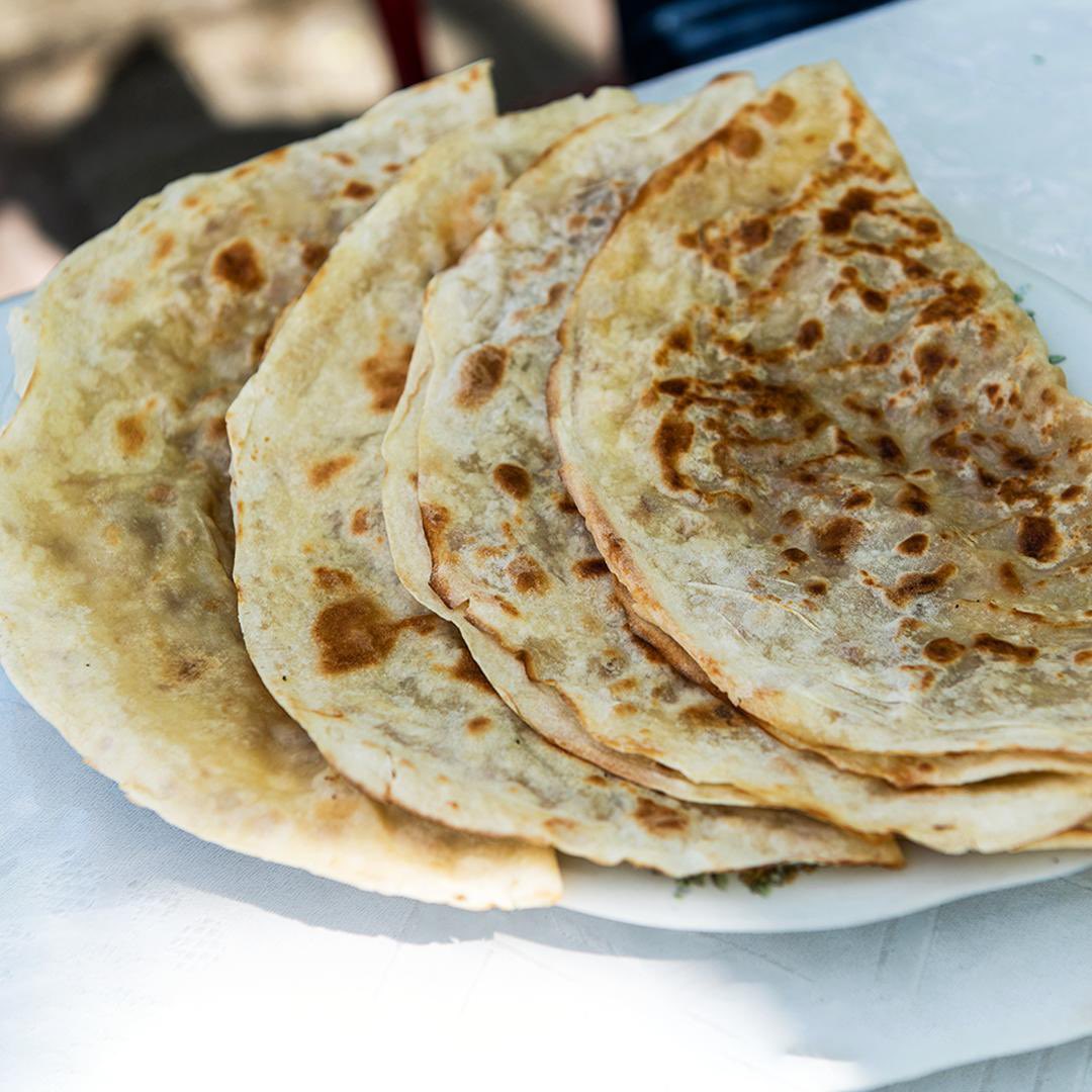 Kadim Toprakların Modern Kenti: Batman’ın Efsane Lezzetleri

Batman mutfağı, tarih ve kültürün harmanlandığı eşsiz tatlarıyla hafızalara kazınıyor. Tandırın kızıl alevinde pişen ekmeğin kokusu, kaburga dolmasının saatler süren pişirme sabrı, kuru dolmanın güneşte kurutulmuş