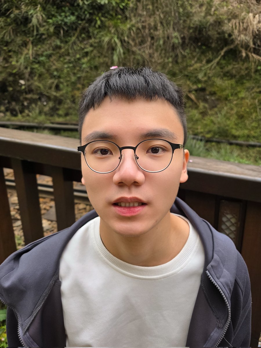 我主人一直把花花放我頭上🌸
說我這樣很可愛😗