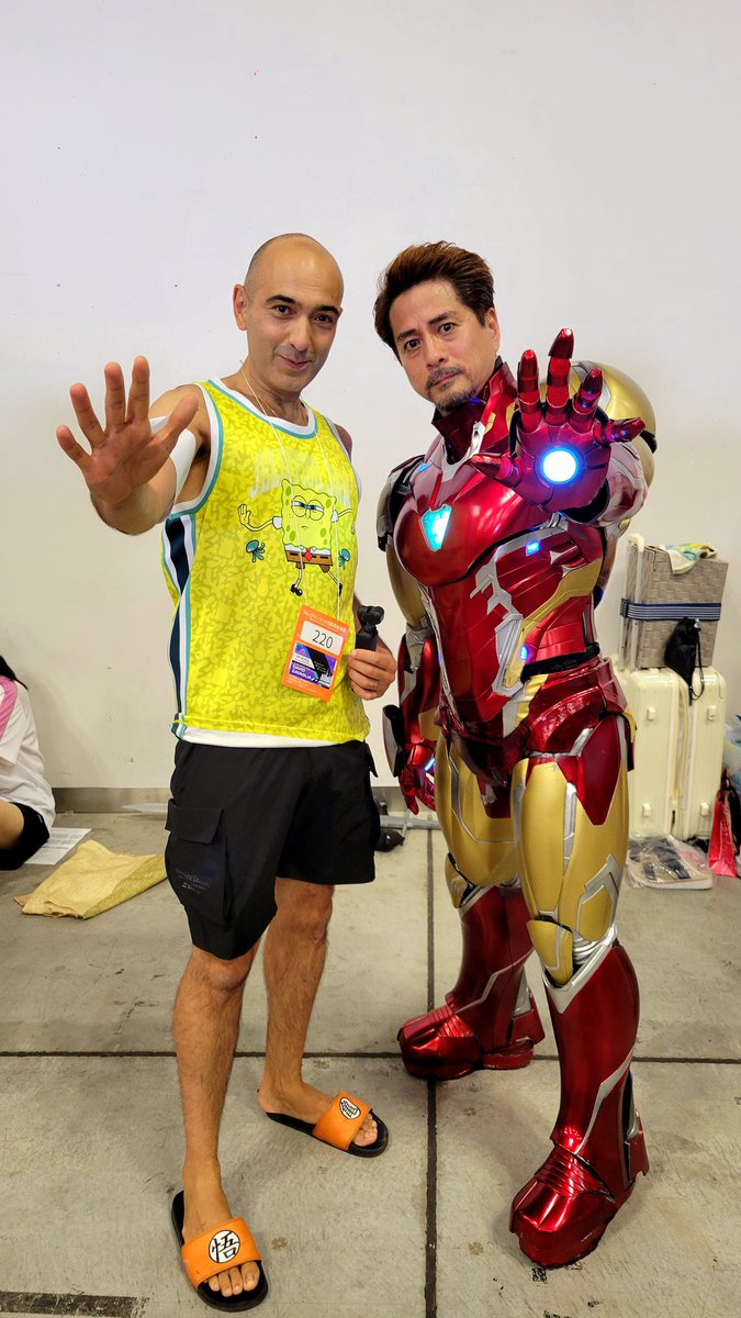 Bob l'éponge vs Iron Man ! 😆
Tournage <a href="/j_onefr/">J-One</a> dans la fournaise du Comiket à Tokyo, avec beaucoup de très bon cosplay bien sûr, la ressemblance de <a href="/NAWOQI/">NAWOQI</a> avec T. Stark est impressionnante ! 
#C106コスプレ #C106