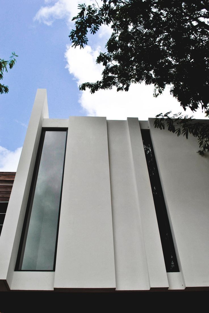 أفضل مقاس للشباك الطولي 🪟

العرض المثالي: ٨٠ سم
الارتفاع: من ٢٠٠ إلى ٢٤٠ سم
الجلسة: على ارتفاع ٤٠–٥٠ سم (يعني تقريبًا بلوكين من الأرض)

💡 الأفضل تقسيم الشباك:

جزء علوي ثابت

جزء سفلي ثابت

والوسط قلاب للخارج

القلاب أأمن للأطفال + يعطي تهوية ممتازة، ومع الشكل الطولي الطويل