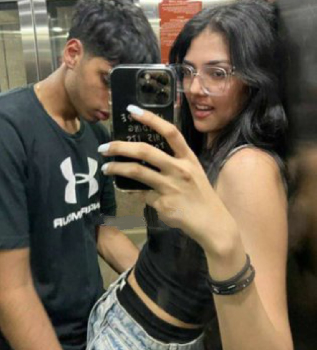 She is just a gorgeous young girl.

Meanwhile the girl.

Do you know her?