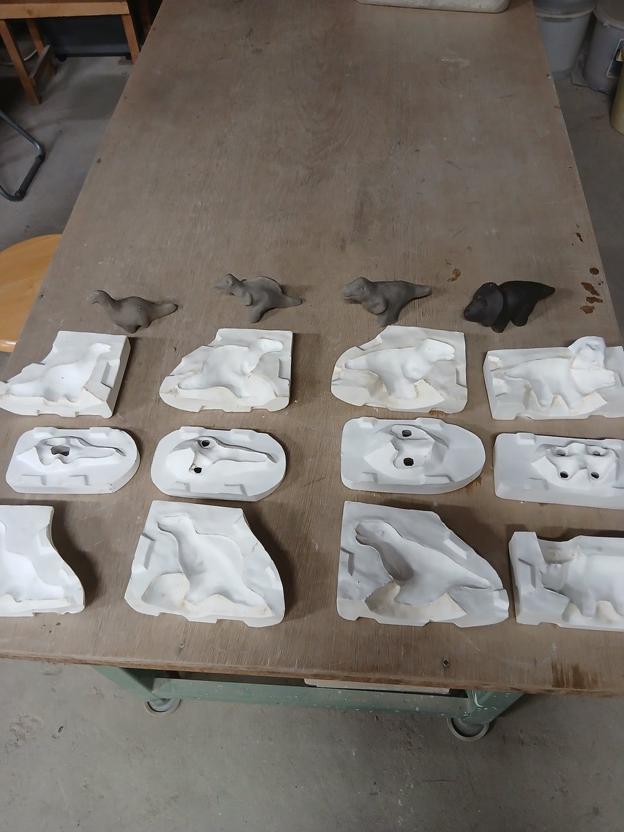 お盆の休み間に恐竜の型を作りました。手押し用の小さいのと鋳込み用の少し大きめです。
#石膏型　#恐竜　#陶芸　#素焼き　#素焼き製品