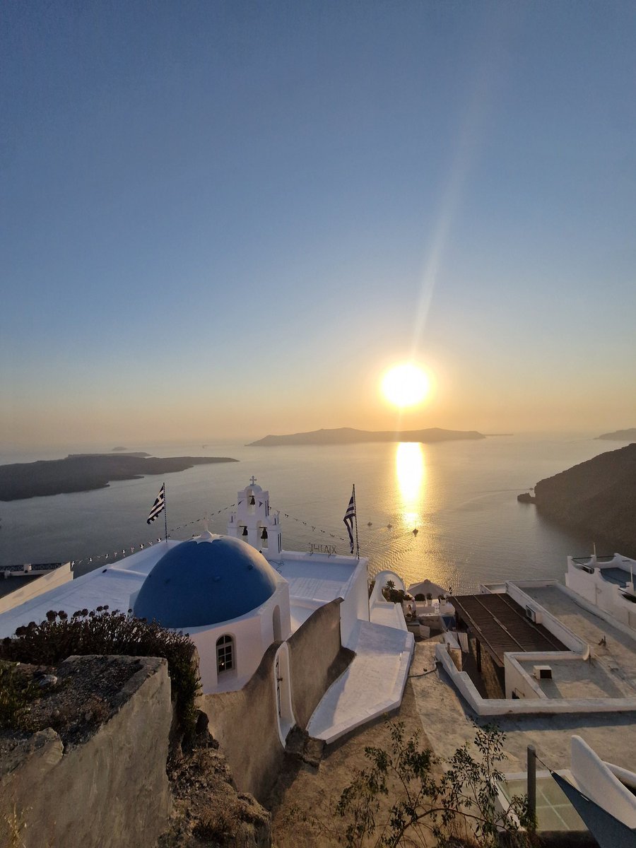 Sukhyk1985's tweet image. Cheers to the magnificent Greek life #Santorini love love love 🇬🇷❤️