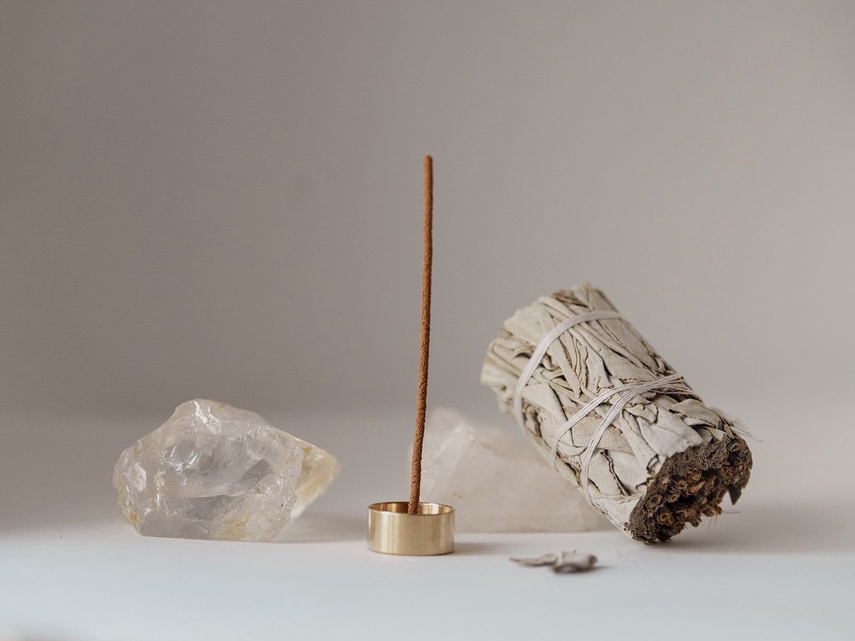 八女へ
材料でお世話になっている方へのご挨拶と、材料の仕入れに。いつまでもお身体元気でね✨
こうやって自分の足で材料の買い付けにいきます。
手作りお香の半分以上九州産、添加物・防腐剤・香料無添加。
夜寝る前のお香タイムが化学物質まみれって嫌じゃん🤢