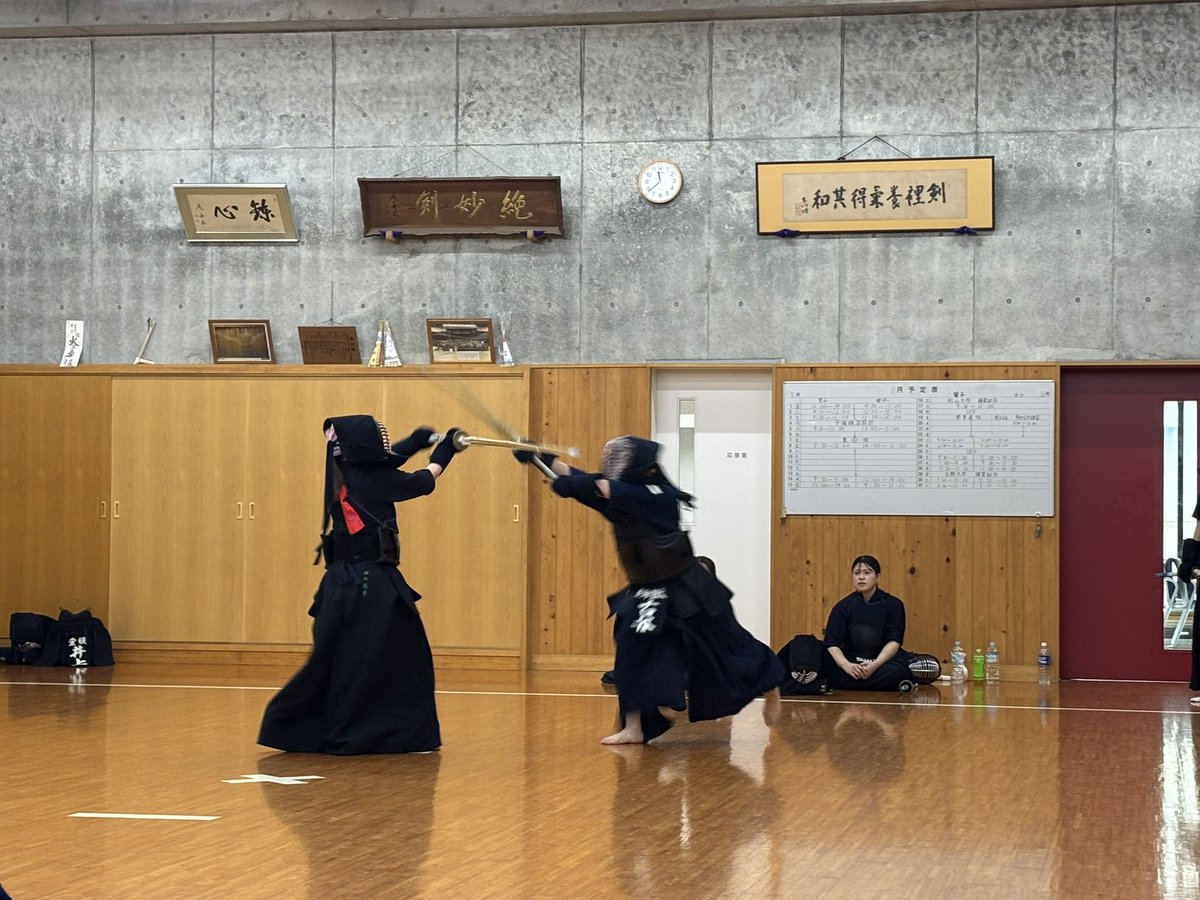 【練習試合】
本日、松山大学様と練習試合を行いました。
中四国の剣道に触れ、様々な課題を見つけることができ、今後の練習に各々が目標を持って取り組むための、非常に良い機会となりました。

松山大学様、ありがとうございました。