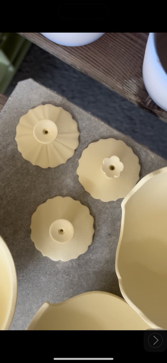 佐賀・有田へ
お香立てをお願いしている人間国宝のあの人にご挨拶。そしてまたまた仕入れ＆有田焼きアップサイクル素材の打ち合わせ。今はクライアントさんの香水の容器作ってます。
そしてわたしたちもお香のケースの打ち合わせに。この素材気になる方お問い合わせください📩