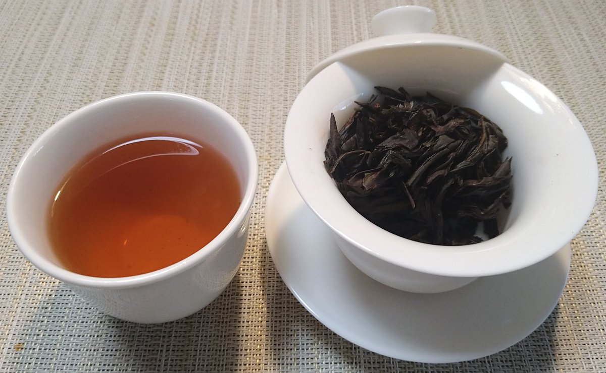 武夷岩茶、桃喜大紅袍。
おめでたい名前の大紅袍。味わいは軽やかで、あまり岩茶らしさは感じられず。小回りはききそうなので、気軽に味わうのに向いている