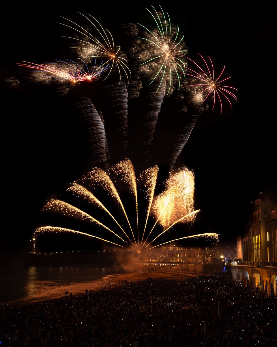 ✨ Quelques images du superbe feu d’artifice d’hier soir, tiré depuis la Grande Plage de Biarritz 🎆🌊🎇
#biarritz #feudartifices #15aout
