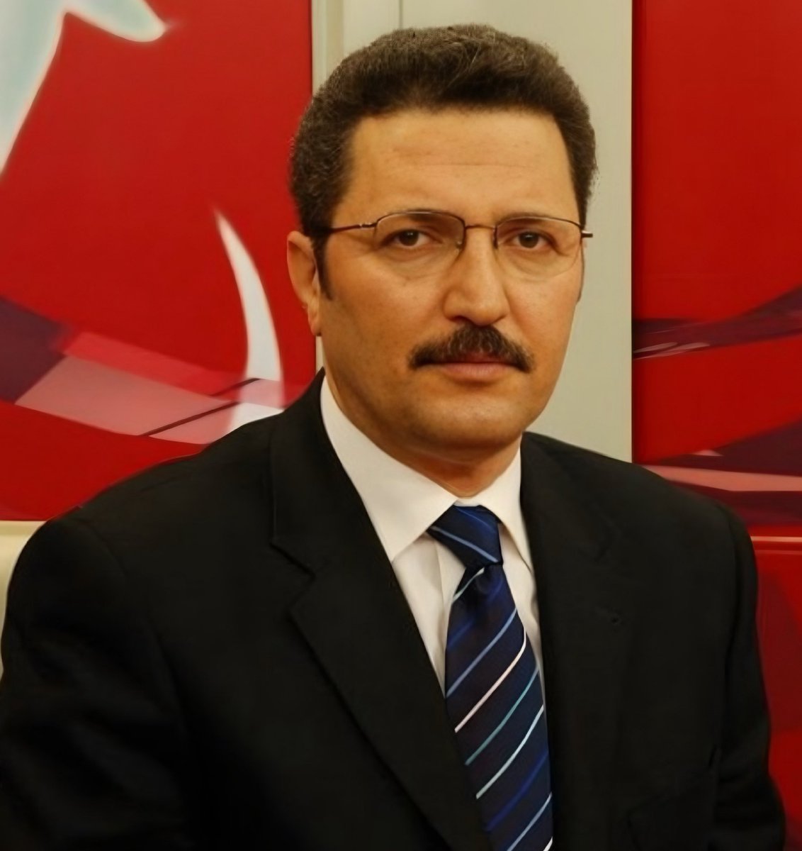 Gazeteci Arslan Bulut:

“Mücadele ‘şimdilik’ askeri değil, siyasidir. Ama Türkiye, büyük ölçüde ele geçirilmiştir.

Artık sokak çeteleri, çocukları ve gençleri katletmeye başladı! Bu olaylar da organizedir.

Bu sebeple, bütün Türkler gövdelerini taşın altına sokmak zorundadır.”