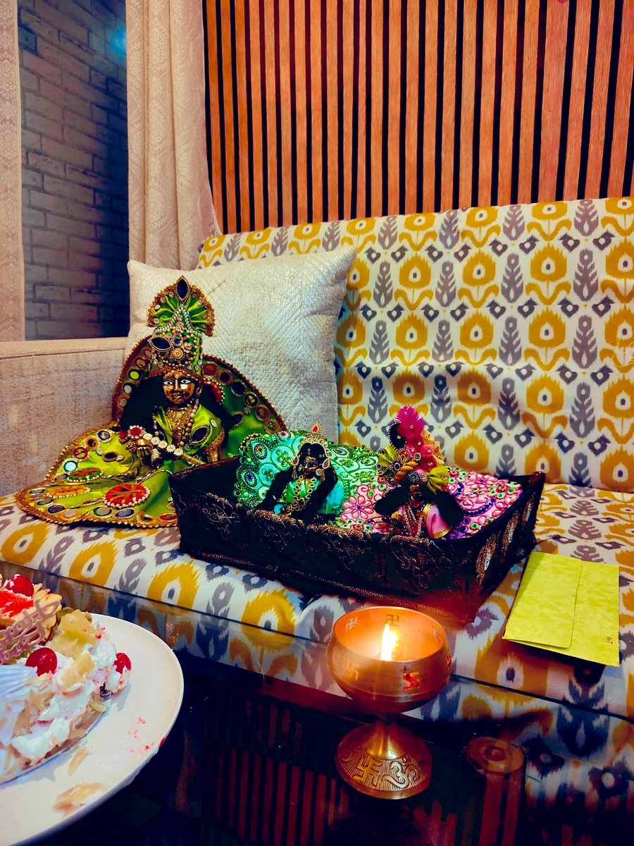 forever going with the flow of “jaise kanha ki marzi”❤️ 
happy janmasthami to everyone 🦚🪈