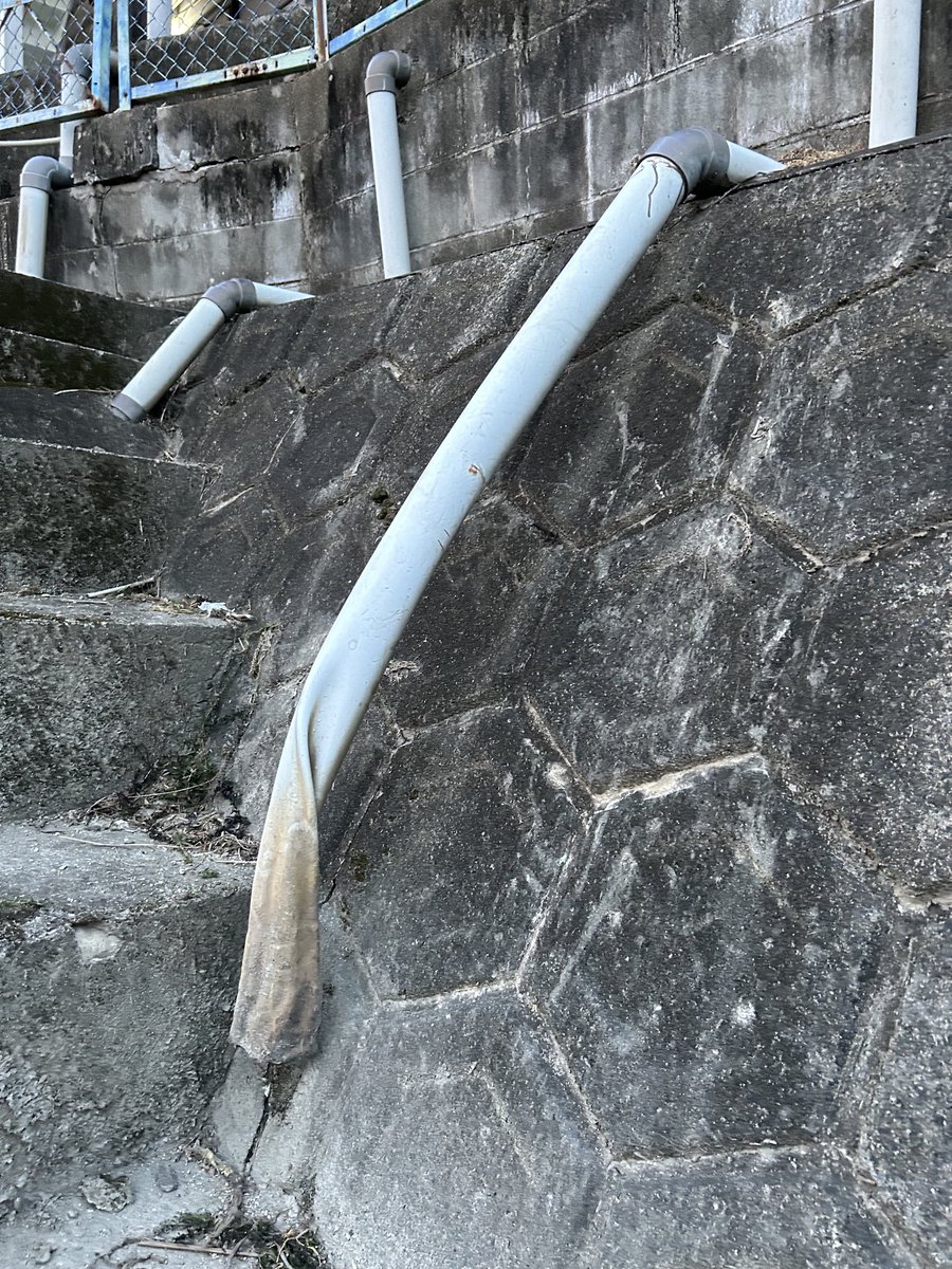 暑すぎて塩ビが溶けてる…