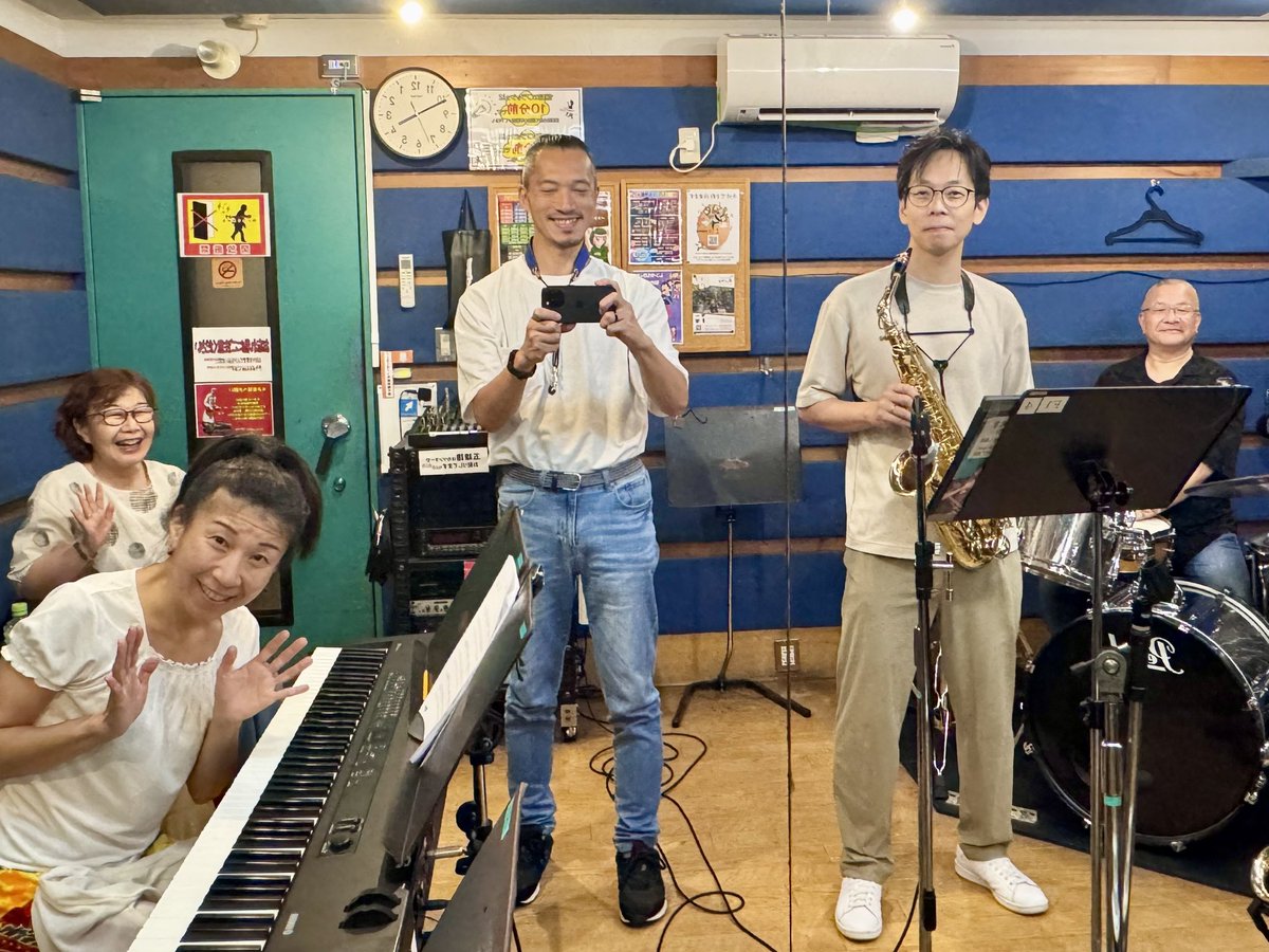 Juriwoh's tweet image. 今日と明日の2日間で8/30に開催する発表会のリハーサル。エントリーされた生徒さん皆さんがド緊張で汗だくになりながら吹く2日間です(笑)。今回は曲数が多くジャンルも様々なので、ピアノ梶山さんとドラムス中山さんの脳内ブドウ糖を欠乏させております。
#saxophone 
#サックス教室