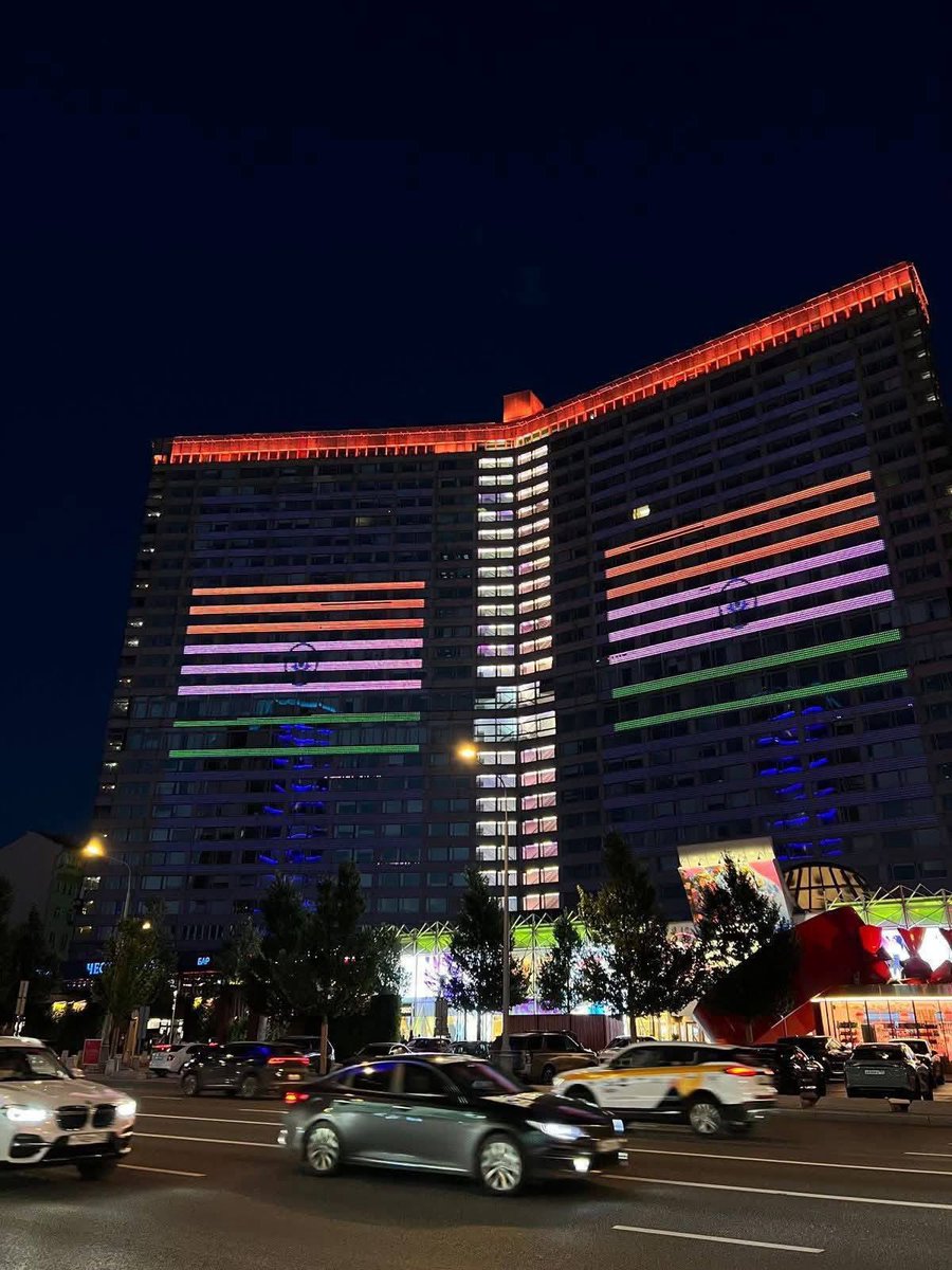 🇮🇳🤝🇷🇺 The renowned Book-shaped buildings along #Moscow’s Novy #Arbat Avenue shimmer brilliantly in a vibrant display of the #Indian tricolor, commemorating the 79th anniversary of India’s Independence.

#Russia #India #IndependenceDayIndia #dosty