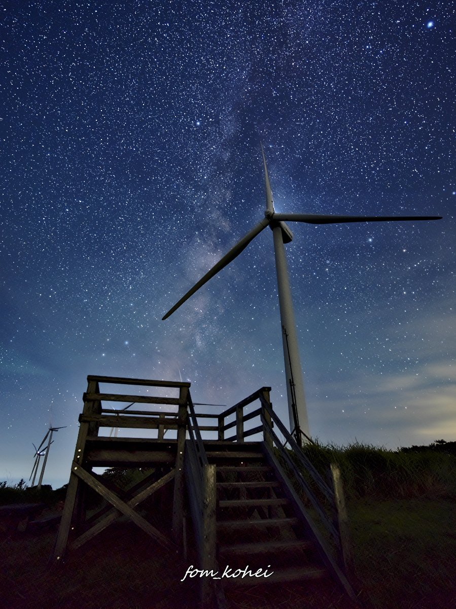 fom_kohei's tweet photo. 2024年8月
1年前の今ごろの季節

#風車 と #夏の天の川
#sequator 合成バージョン

#星景 #夜景 #天の川 #伊豆 #StarrySky #milkyway #windmill #TAMRON #A046 #sonyα #α7cii #SILKYPIX #これソニーで撮りました https://t.co/n0EHKxNasr
