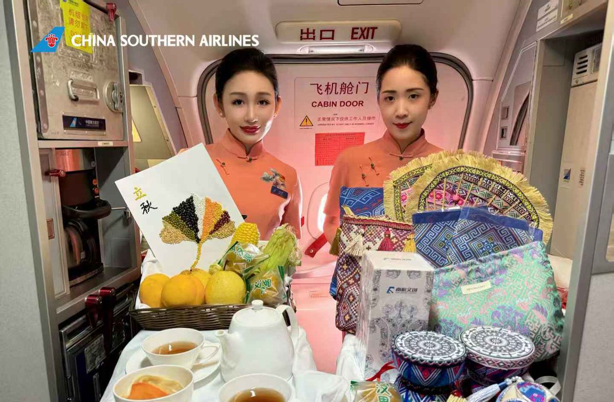 On August 7, China Southern Airlines hosted the "Autumn in Guangxi" event on a Nanning-Beijing flight. Passengers enjoyed seasonal treats and traditional crafts, and experienced Guangxi's intangible cultural heritage above the clouds.

#CSAir #ChineseCulture