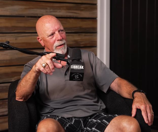 Basket_Infos's tweet photo. « Tout part des hanches »

Gary Vitti, préparateur physique des Lakers pendant 32 ans, sur l’origine des blessures dans le basket actuel : 

« Ce qu’on entend beaucoup, c’est ‘trop de matchs et trop de basket dès le plus jeune âge’. Et c’est tout à fait vrai, mais ce n’est sans doute pas expliqué comme ça devrait l’être. Ce qu’on sait sur le corps humain, les recherches le prouvent, c’est que le mouvement répétitif provoque une compensation et que la compensation provoque un dysfonctionnement. Kareem Abdul-Jabbar faisait du gainage avant même qu’on ne parle de gainage. Il faisait du yoga. Et il ne s’est jamais sérieusement blessé musculairement parlant. C’était un pionnier. Aujourd’hui le jeu est bien plus rapide, bien plus puissant. 

Donc tout part des hanches, pour générer de la force. Les fléchisseurs de hanches finissent par devenir très très tendus. Ils créent une rotation du bassin vers l’avant, donc ça commence à tirer sur les ischio-jambiers, qui sont aussi reliés aux genoux. Ça coupe l’influx nerveux vers les fessiers, ce qui reporte encore plus de charge sur l’ischio. Les adducteurs travaillent plus dur aussi. Donc si tu n’as pas des muscles du tronc costauds, ça crée une faiblesse dans la chaîne cinétique, et c’est là qu’il va y avoir une blessure.

Ça part de l’attaque du talon donc ça peut être le tendon d’Achille, la voûte plantaire, le mollet, la hanche, le dos, le cou… Quand on était jeunes- surtout sur la côte Est - on jouait au foot (US) à l’automne, au basket en hiver puis au baseball au printemps. C’était du cross-training avant qu’on appelle ça du cross-training. Donc il n’y avait pas cette notion de mouvement répété, encore et encore et encore.

Une fois arrivé au plus haut niveau, tu as développé des problèmes de postures, de mouvement, des schémas dysfonctionnels dont il est presque impossible de se débarrasser. On peut t’en débarrasser sur un certain laps de temps avec des étirements des fléchisseurs, des ischio, en activant les fessiers, pour bien replacer le bassin. 

Ça me fait rire quand je vois des joueurs faire des exercices où ils dribblent en ligne droite en sprintant d’un bout à l’autre du terrain. Tu ne fais jamais ça en match, où tout est question de mouvement diagonal. Depuis longtemps maintenant, c’est la mode du ‘bigger, faster, stronger’. Et ils ont réussi. 

Les gars volent, ils sont énormes, ce sont des spécimens physiques. Mais quelle efficacité ont-ils dans leurs mouvements ? On sait aussi qu’il y a deux choses que le corps n’aime pas : ralentir et changer de direction. Si tu es constamment en train d’accélérer, tu n’auras pas de problème si tu vas tout droit. C’est quand tu essaies de ralentir que ça pose problème. 

Quand on voyait MJ ou Dr.J décoller, ça donnait l’impression qu’ils accéléraient jusqu’au moment de l’impulsion. Mais non. Ils ralentissaient juste avant de sauter. Quand tu ralentis, les muscles s’étirent énormément. Ils sont bien plus tendus que quand tu cours à fond, tout droit. Et s’ils ne peuvent pas encaisser l’effort que ça demande, c’est la blessure, surtout quand tu ajoutes à ça les changements de direction. C’est comme ça que se déchirent les ligaments croisés antérieurs, les ménisques. Tu plantes le pied et tu tournes en même temps.

Il y a ta capacité à générer de la force. La puissance c’est à quelle vitesse tu peux la générer. L’endurance, c’est pendant combien de temps tu peux le faire. Plus tu peux contrôler ton centre de gravité avec ton ‘core’ (muscles abdominaux/du tronc), moins tu as de chance de te blesser. Donc quelle que soit l’origine de la douleur, pour éviter ça les gens vont faire du yoga, du Pilates, car cela vient contrer tous les schémas dysfonctionnels qui ont été créés au fil du temps. »

via Byron Scott's FastBreak Podcast