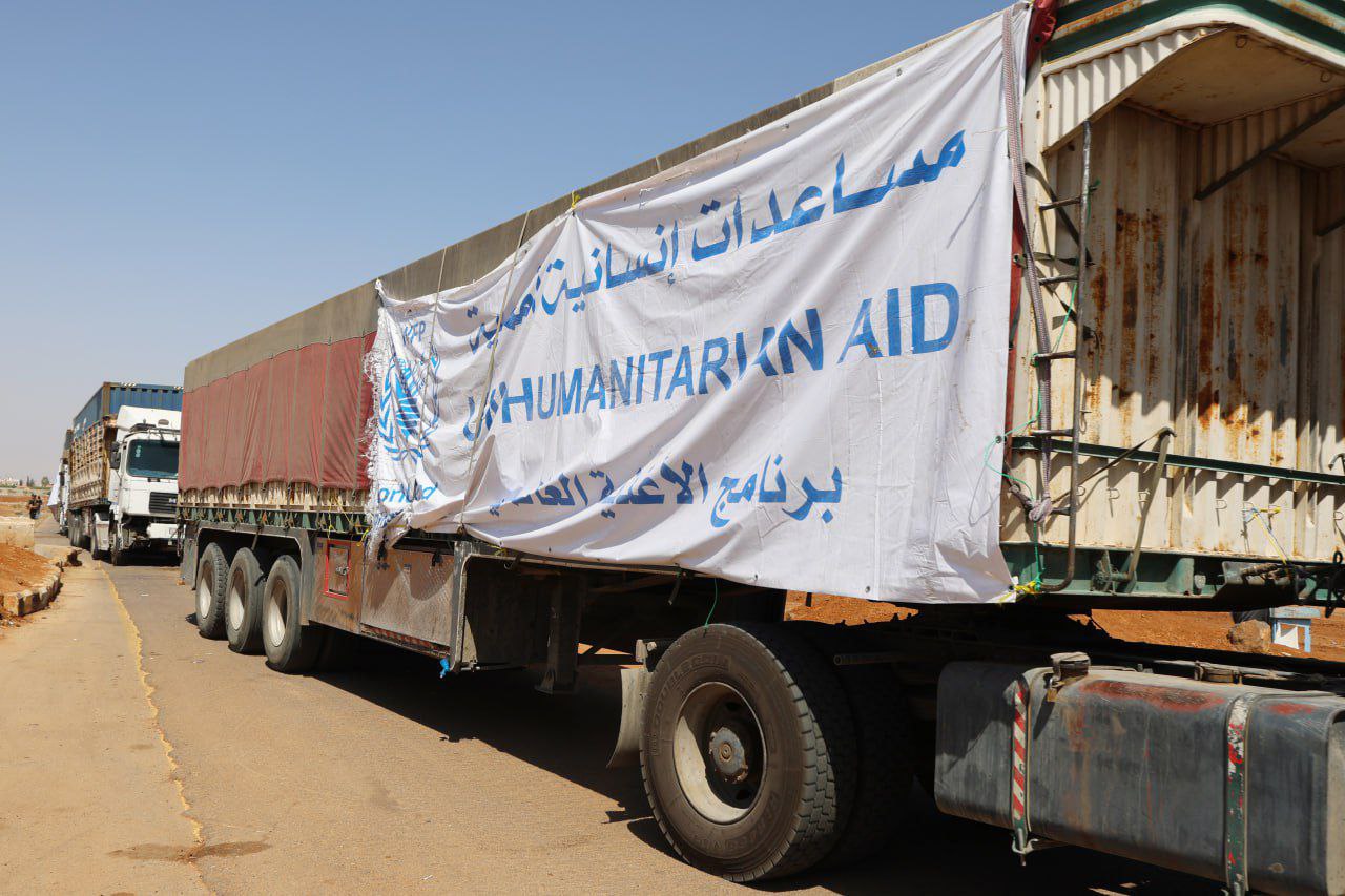 قافلة مساعدات إغاثية تبدأ بالدخول إلى محافظة السويداء عبر ممر بصرى الشام الإنساني (اكس)