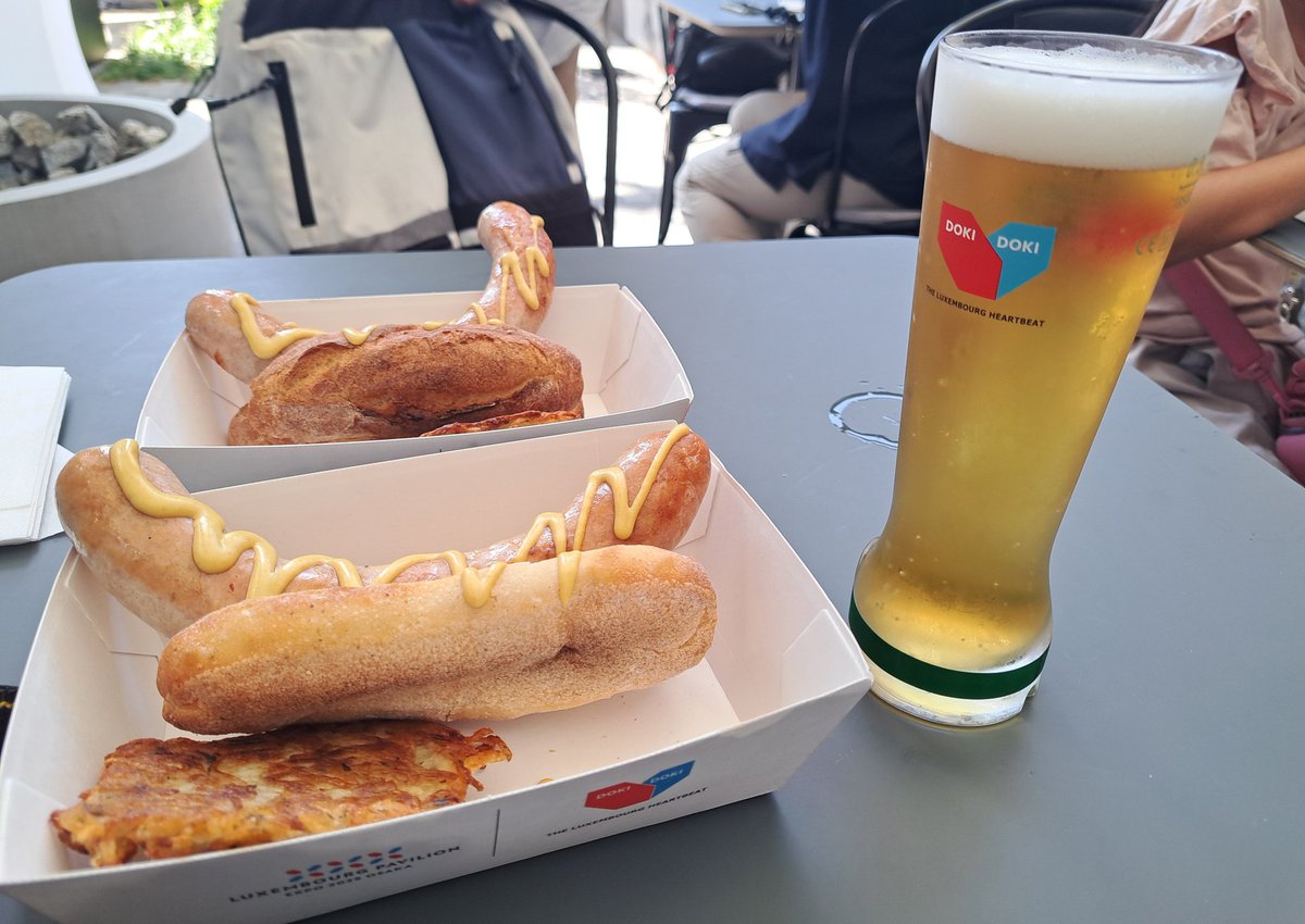 海外パビリオン全制覇の祝杯🍻
ソーセージの肉汁をお隣のパパさんまで飛ばしてしまい申し訳なさ…😂