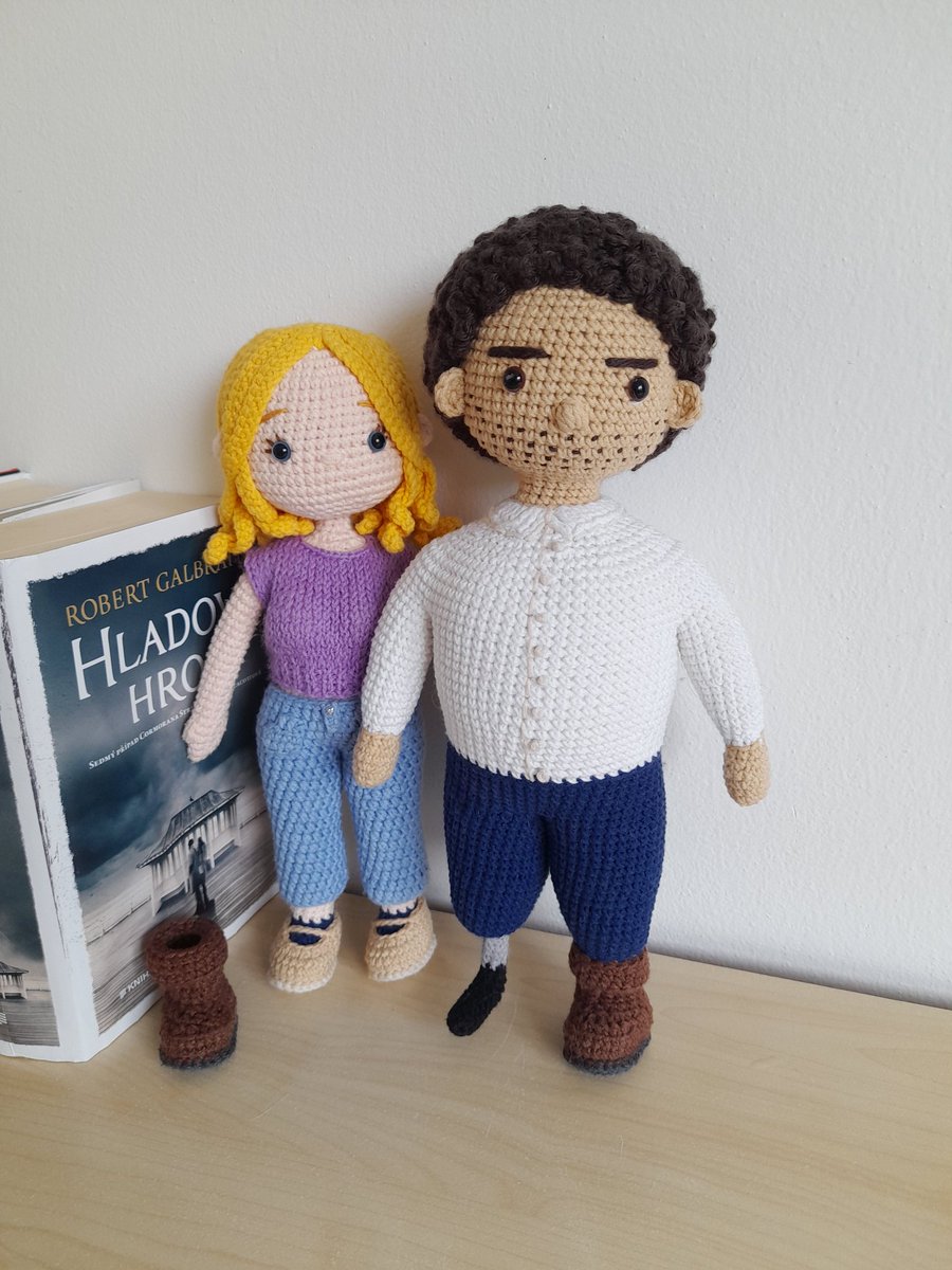 Crochet Corm is ready for Hallmarked Man Day! May the little kiss in picture 3 be what awaits us in book 8 🦢 Now I shall make a litte coat for Robin (incurable creative vibes).