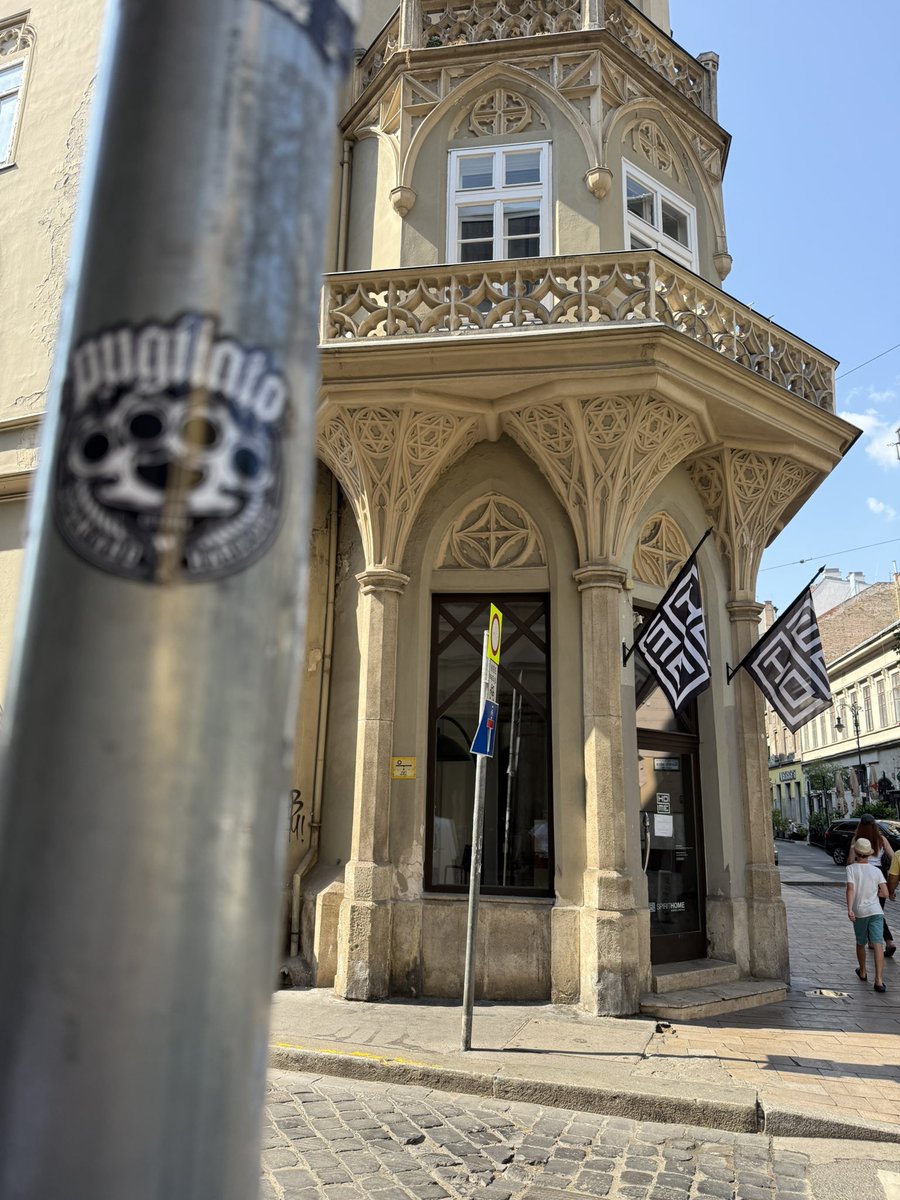 Alberto Pugilato (@albertopugilat) on Twitter photo Acabo de darme cuenta que estamos en el barrio judío de Budapest y adivinad quiénes promueven el tema LGTBI, para sorpresa de nadie. Acabo de darme cuenta que estamos en el barrio judío de Budapest y adivinad quiénes promueven el tema LGTBI, para sorpresa de nadie.