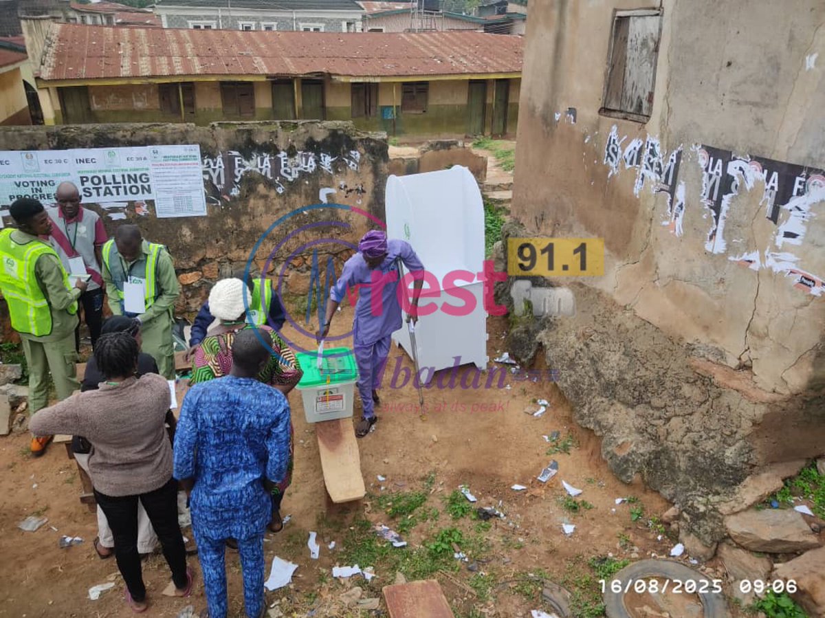 crest911fm's tweet photo. Voting has begun at St. John Primary School, Ward 4, Unit 12 and 41

Those yet to cast their ballots are currently either undergoing BVAS verification or searching for their names on the voter register.

#CrestFM https://t.co/GMVbMHRihB