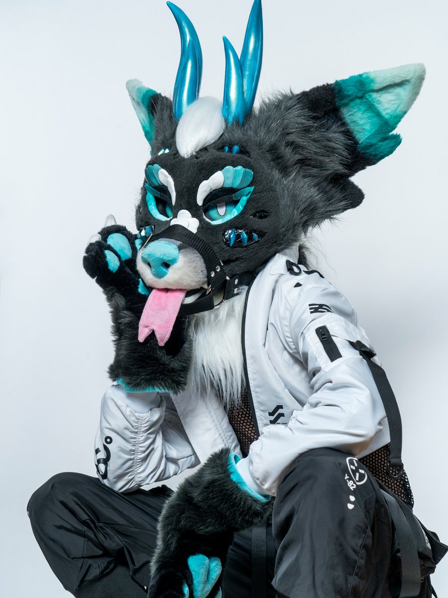 Better sit down for the show~ 
📸 <a href="/DumbMalinois/">TAKKA 🔞</a>