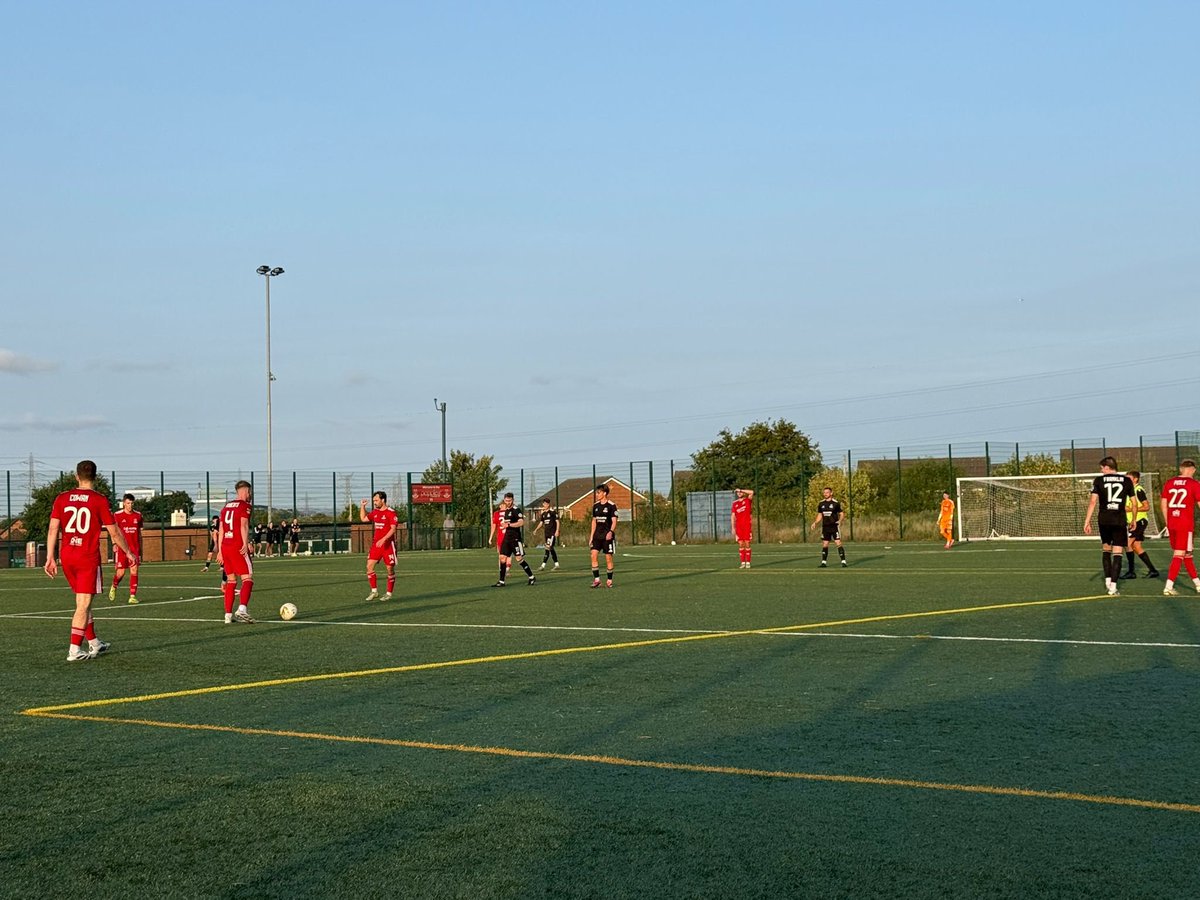 Our First Team still made the most of their Friday night with a competitive in-house friendly at The Poppies 3G🙌

#NomadsNeverDie