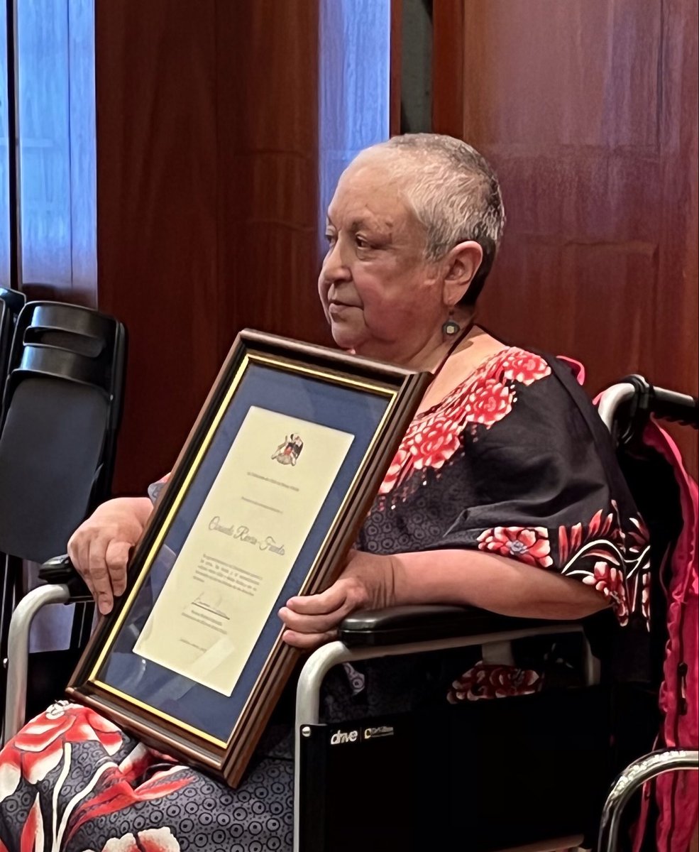 RhiannonMLewis's tweet image. Thinking of Consuelo Rivera Fuentes today, on what would have been her birthday. A truly amazing human being, much missed. Seen here being honoured for her many achievements by the Chilean Embassy, March 2023 ❤️ Hiraeth amdanoch, Consuelo.