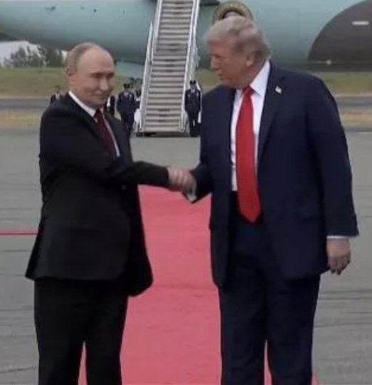 scPutin's tweet image. Russia vicina a annessiUone Ukraine. Prosima vUolta amico DUonald detto che fa fare giro a Zar su Air Force One. 
Grazie DUonald, vino ha stato buonisimo.
#Anchorage #Putin #PutinTrump