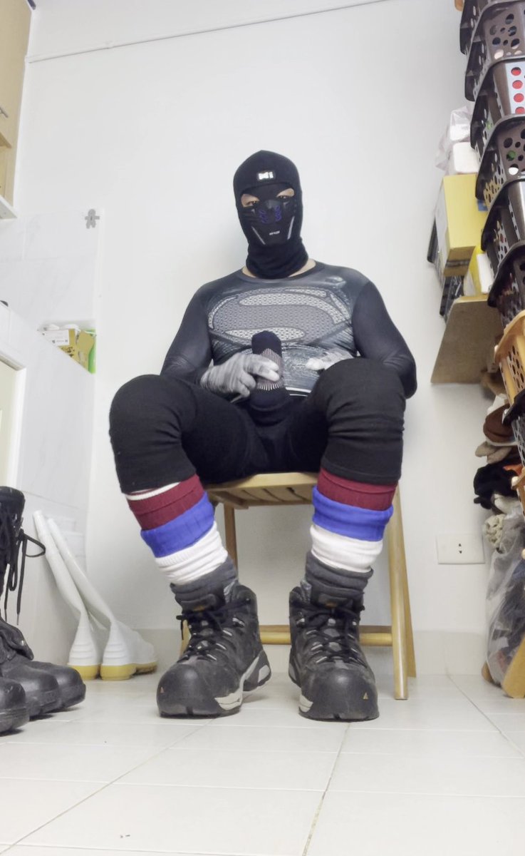 [ OnlyFans ] onlyfans.com/1904746538/xtr…
Sockmen comes home. He's going to take a shower, so he has to take off everything he's wearing. It reveals all the things he's been wearing all the time. He's satisfying all the horniness on him. Multiple layers of balaclavas on his face,