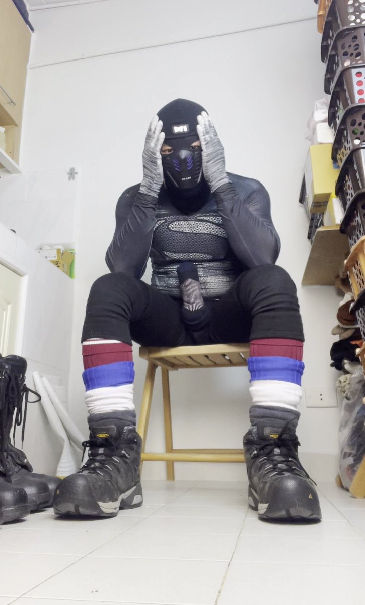 [ OnlyFans ] onlyfans.com/1904746538/xtr…
Sockmen comes home. He's going to take a shower, so he has to take off everything he's wearing. It reveals all the things he's been wearing all the time. He's satisfying all the horniness on him. Multiple layers of balaclavas on his face,
