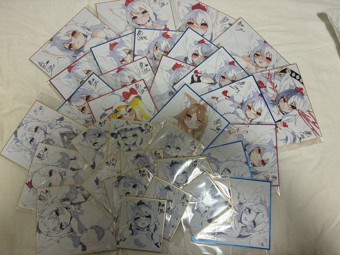 布団の上でごめん…。
明日持っていく全ての色紙です。
めちゃくちゃ頑張っていっぱい描きました!! 