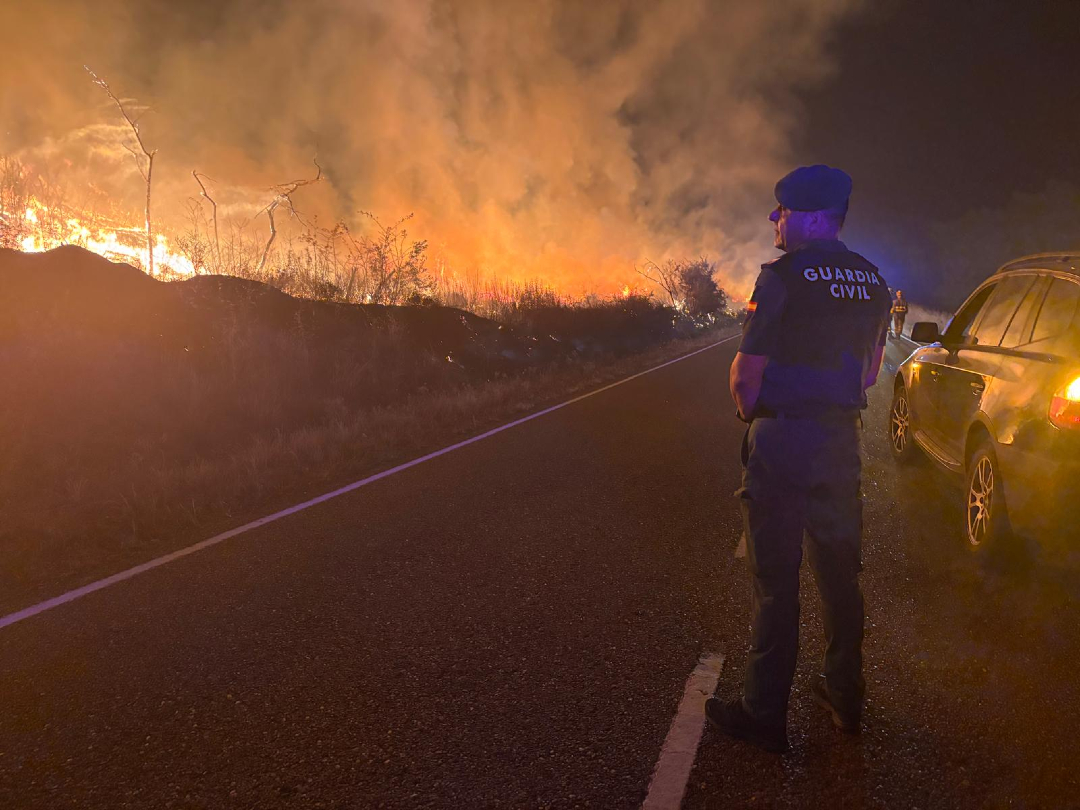 🔴 Se mantiene el nivel de riesgo extremo de #incendios en buena parte de #España.

👩‍🚒 Todos los medios del Estado están a disposición de las comunidades afectadas.

🤝 Colabora, sigue las indicaciones de las autoridades y no actúes por tu cuenta.