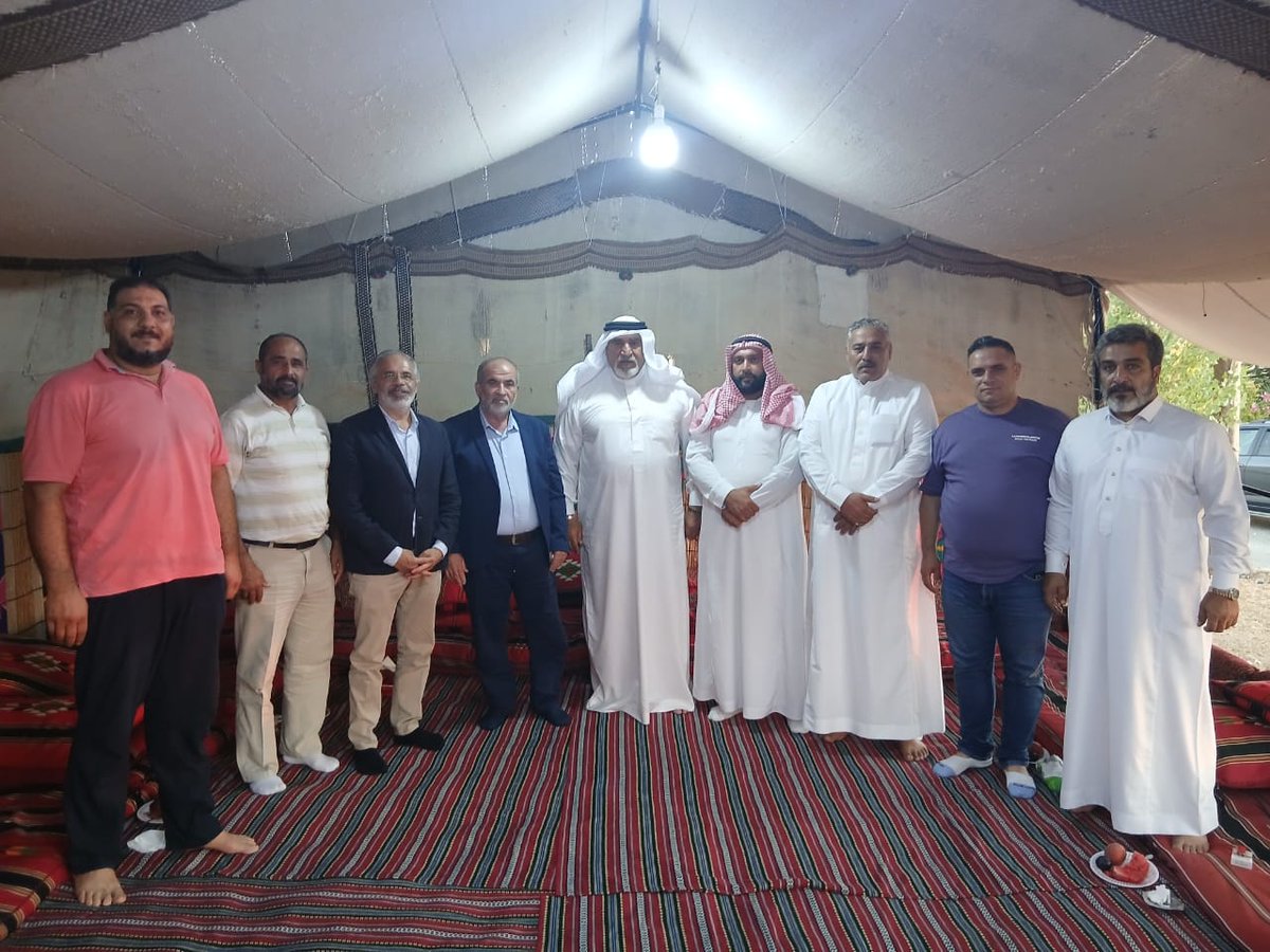 الجماعة الإسلامية تزور شيخ عشيرة 
الزرايقات ابو ديب الضهر

زار وفد من المكتب السياسي في الجماعة الإسلامية ضمّ: المهندس مغير سنجابة، الحاج عمر السراج، والأستاذ باسم الحوت الشيخ كامل الضهر (أبو ديب)، شيخ عشيرة الزرايقات، في منزله في بحمدون.
جرى خلال اللقاء البحث في الأوضاع العامة،