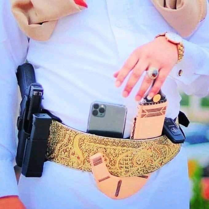 شخصيتي #شخصية الشخص النزيه
 
ذو نفس ما #تضعف وذو الطبع الابي

اللي ابيه وما يجي ما #عاد ابيه
  
حتى لو يجيني مثل ما #كنت ابي

#نبض_مغترب