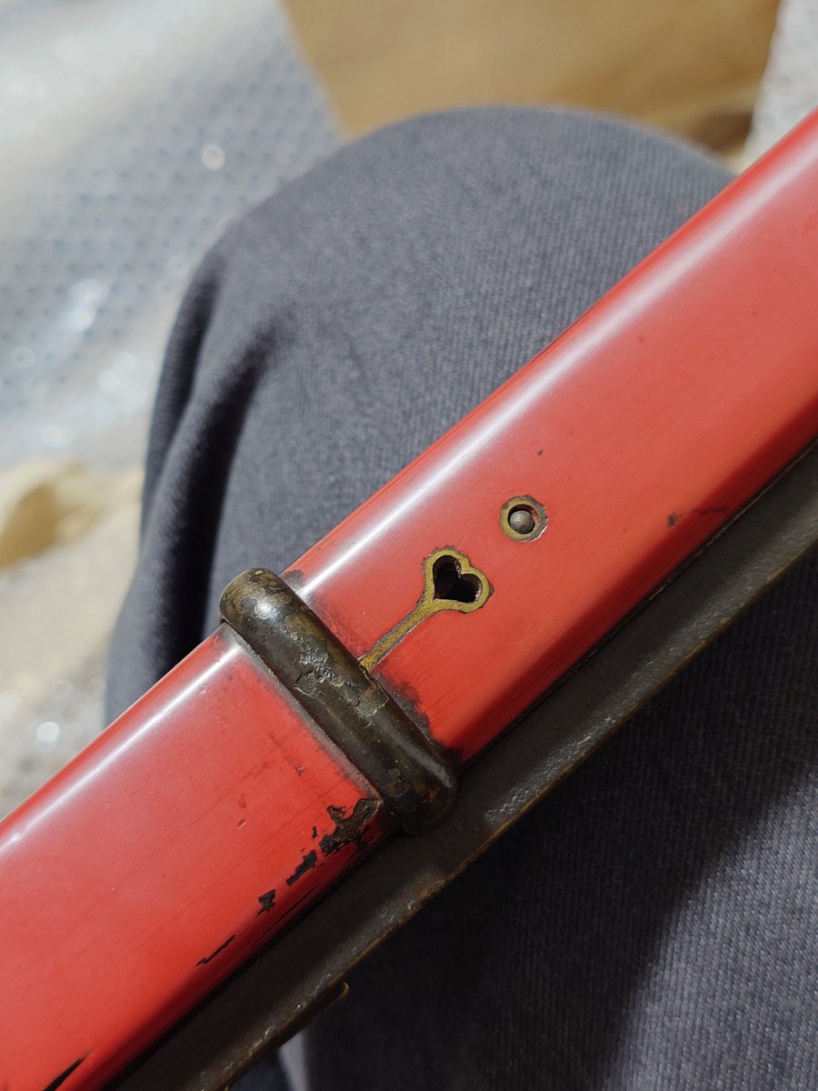 12nanami06's tweet photo. 30歳貯金で火縄銃買ったってワケ。なんでかって？鉄砲隊に入隊したからだよ！！ちゃーんと撃てるやつです✌️演舞は空砲だけどね。今後は甲冑作ります💪4枚目は夫に「hazamaの可愛いお洋服着て写真撮ろ！」と言われ従うも2人して「そ、外で撮りて〜！！」となった図。うける。練習頑張ります。 https://t.co/4f28gwWqn3