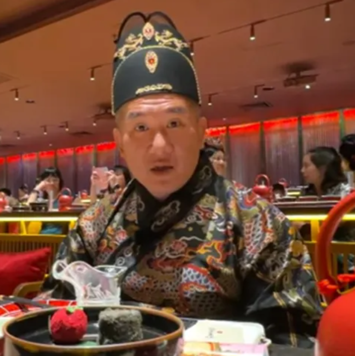 jun17630250's tweet photo. 这俩货谁能打过谁我都不关心了，我更在意他俩的抽象程度谁更能代表中国人 https://t.co/9YgacQ0Amw