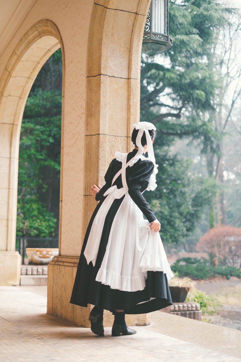 見てくださいよ、裾からチラ見えする白いペチコート！！メイド服って隠れた部分にもかわいいが詰まってて最高