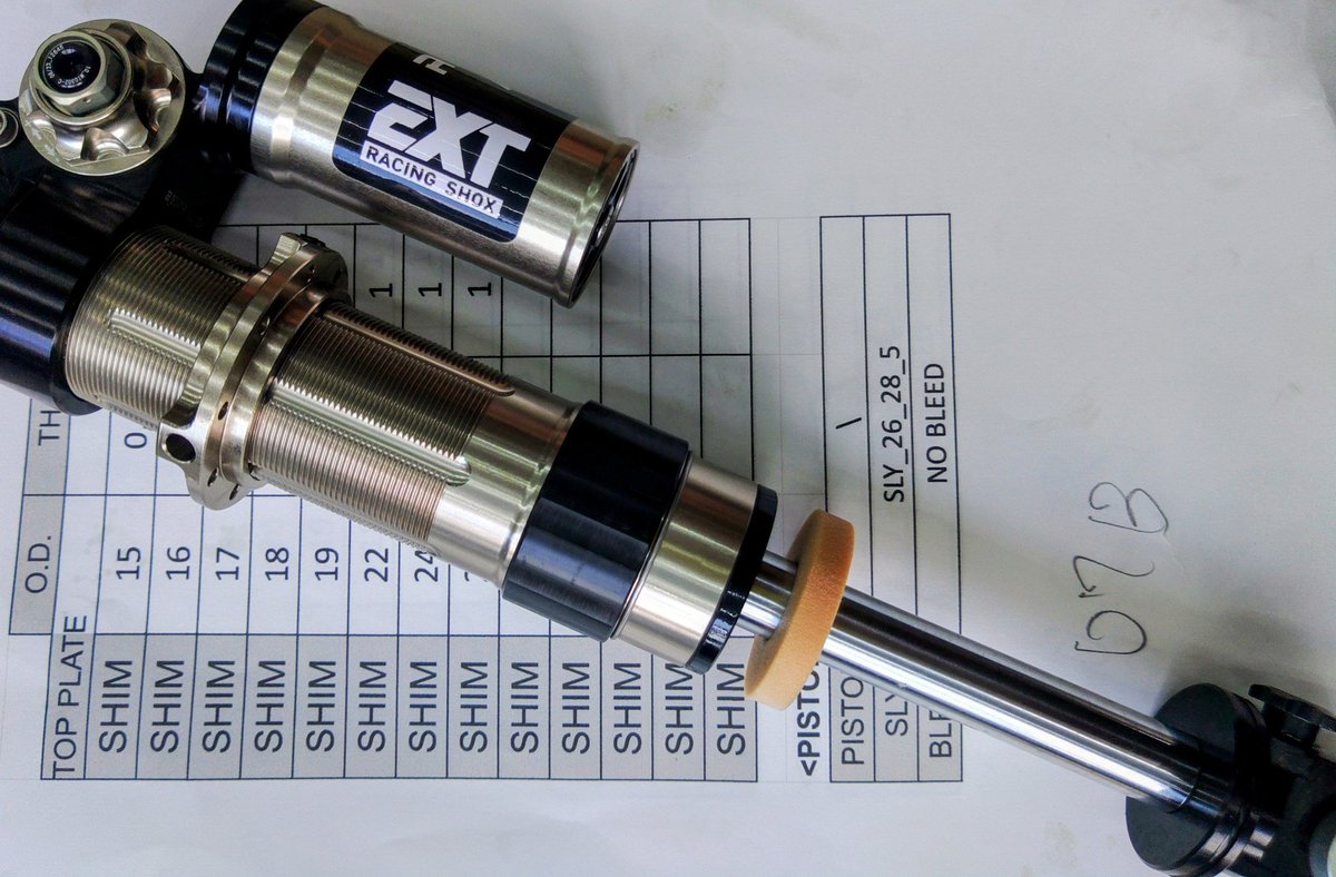 OVERRIDES_MTB's tweet image. E-MXサーロン向けのスペシャルショックEXT_ARMA-MX。
ジムカーナ向けにハイレート高グリップタイヤ向けのシムスタックで仕上げました。
#EXT
#EXT_ARMA_MX