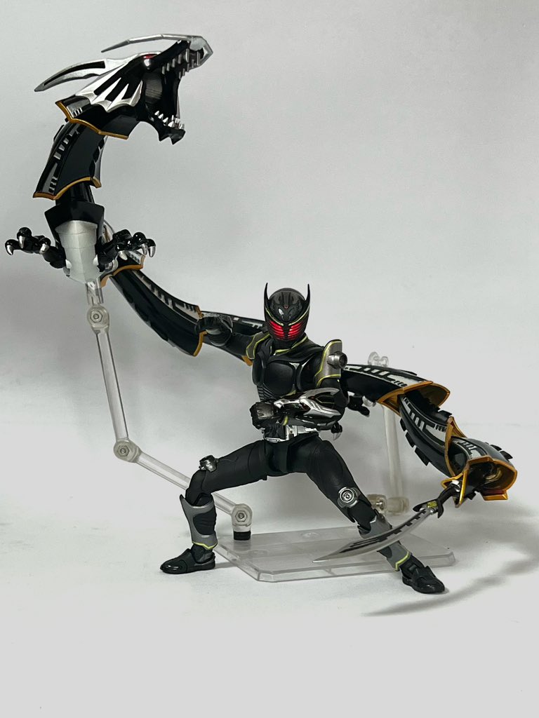 真骨彫製法 仮面ライダー龍騎を改造して、仮面ライダーリュウガ を作り