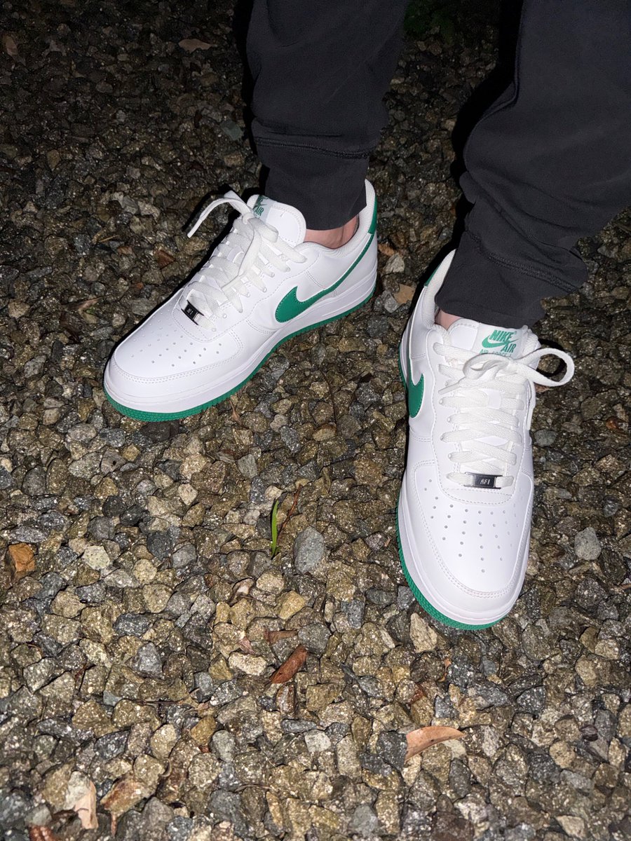 sneaker like tweet media