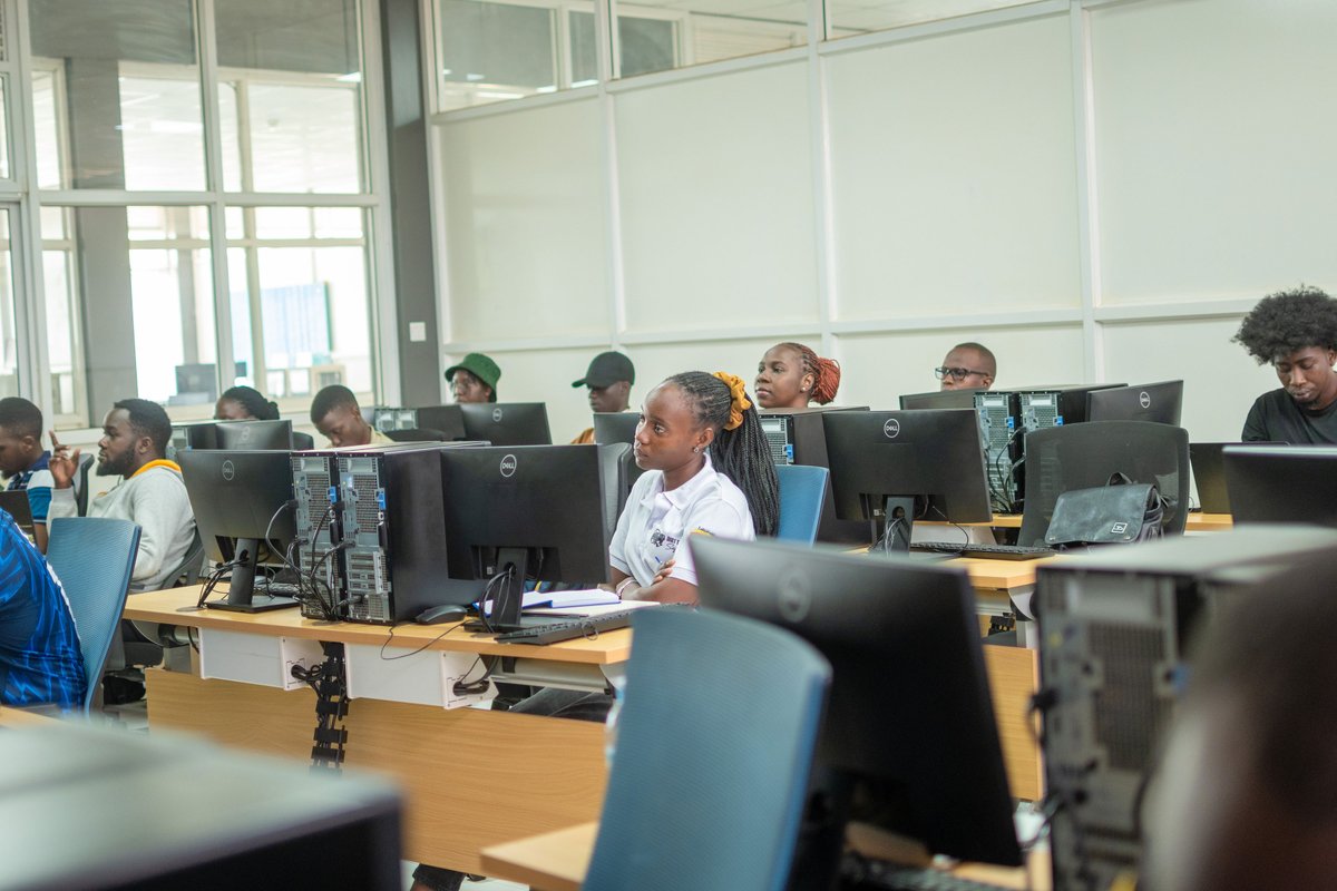 kyandaks's tweet image. Containerization session is ON 🚀
Our guest speaker, Maria Nanfuka is diving into getting started with containers: Docker, Kubernetes and Best Practices.
Session has technical demos as well as it is interactive with attendees asking questions on the go.

#KampalaDevopsCommunity